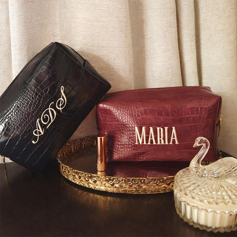 Luxury Bags That Are Vegan - Haftowana kosmetyczka Croc, personalizowana wegańska saszetka